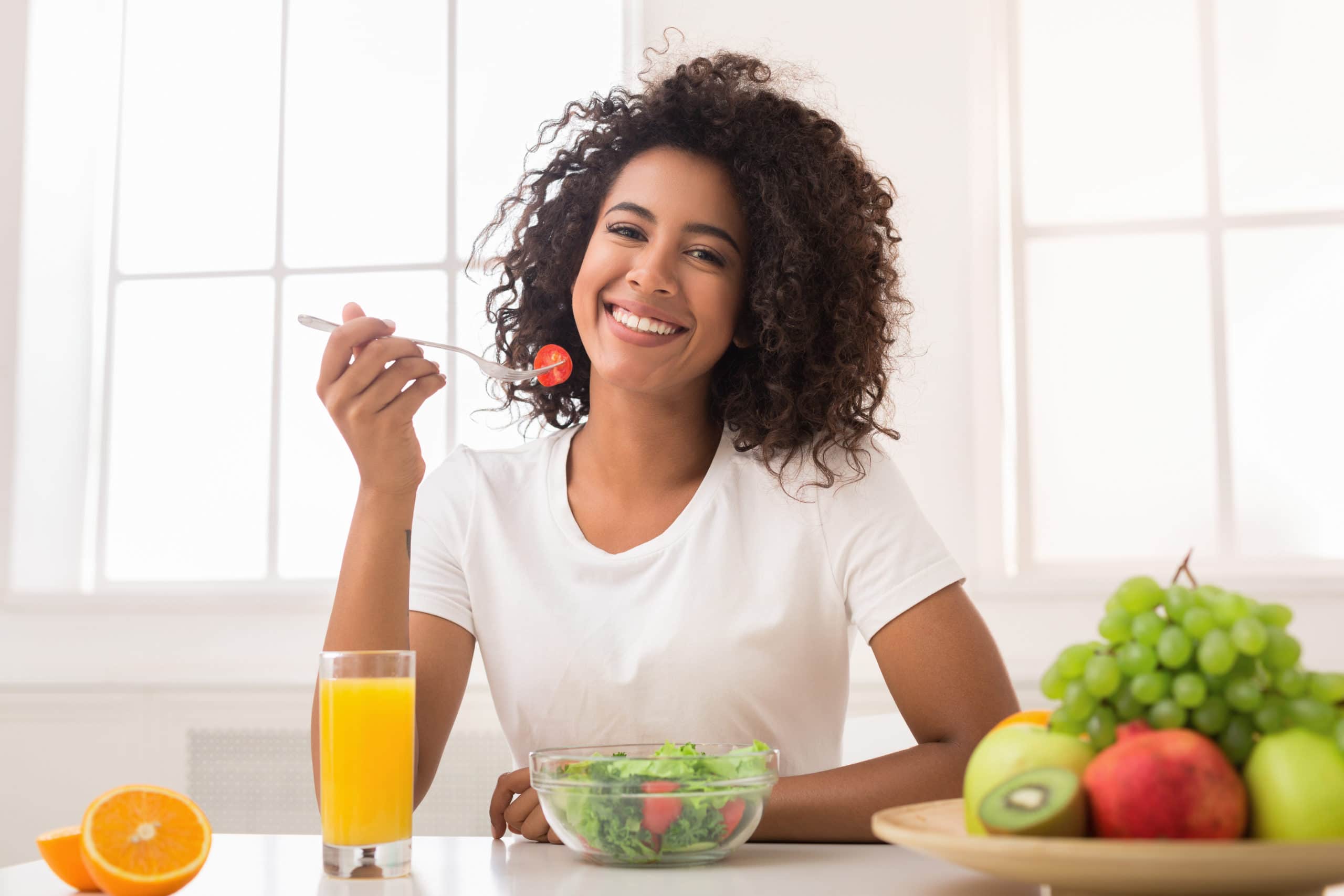Nutrition anti-âge grâce aux fruits et légumes frais. le plein de vitamines et d'antioxydants.